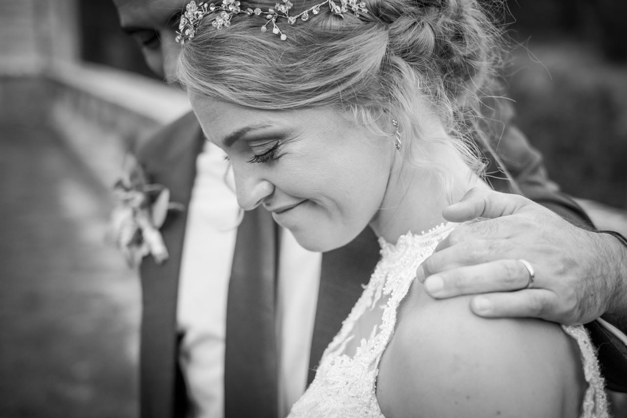 foto in bianco e nero dell'emozione della sposa