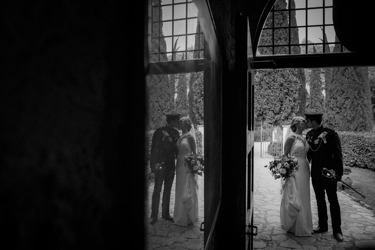 foto in bianco e nero sposi con riflesso su un vetro