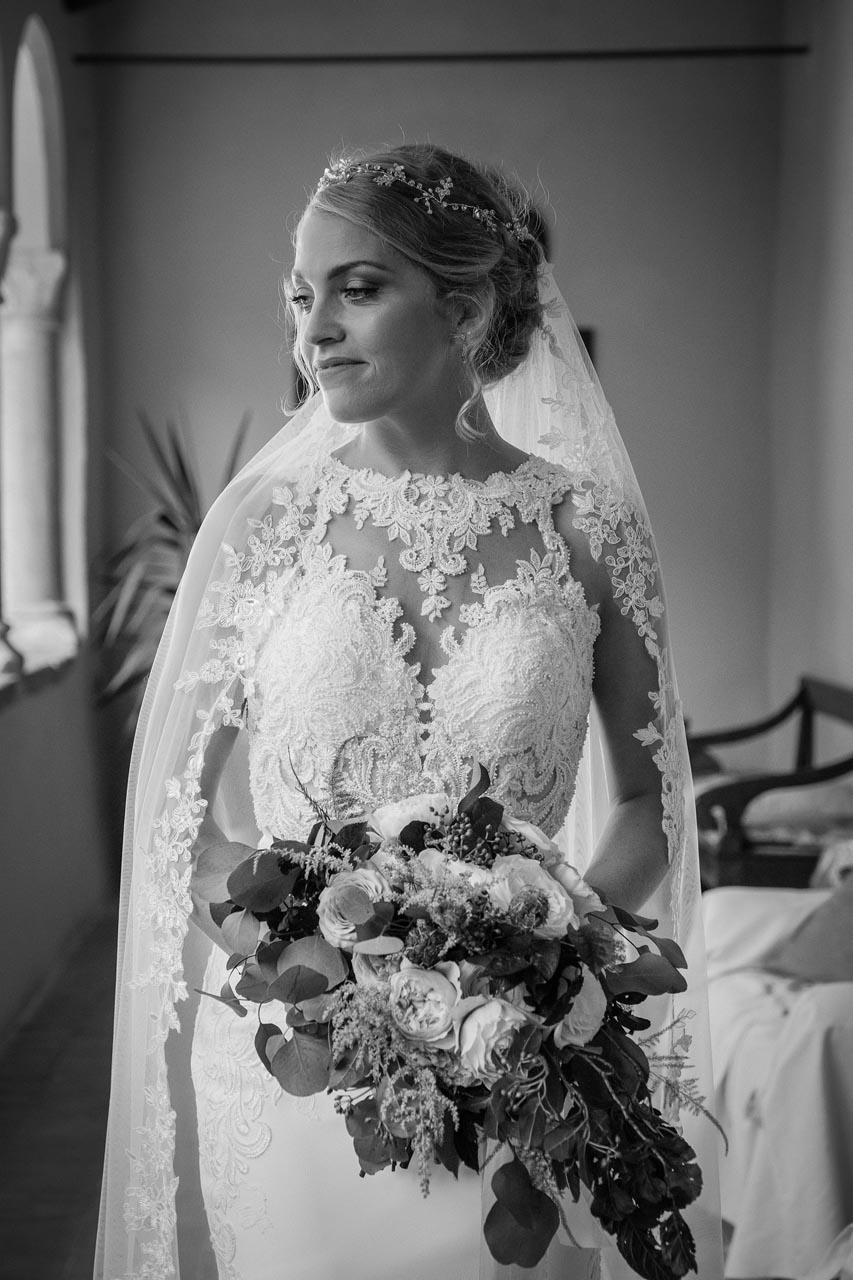 foto della sposa in bianco e nero