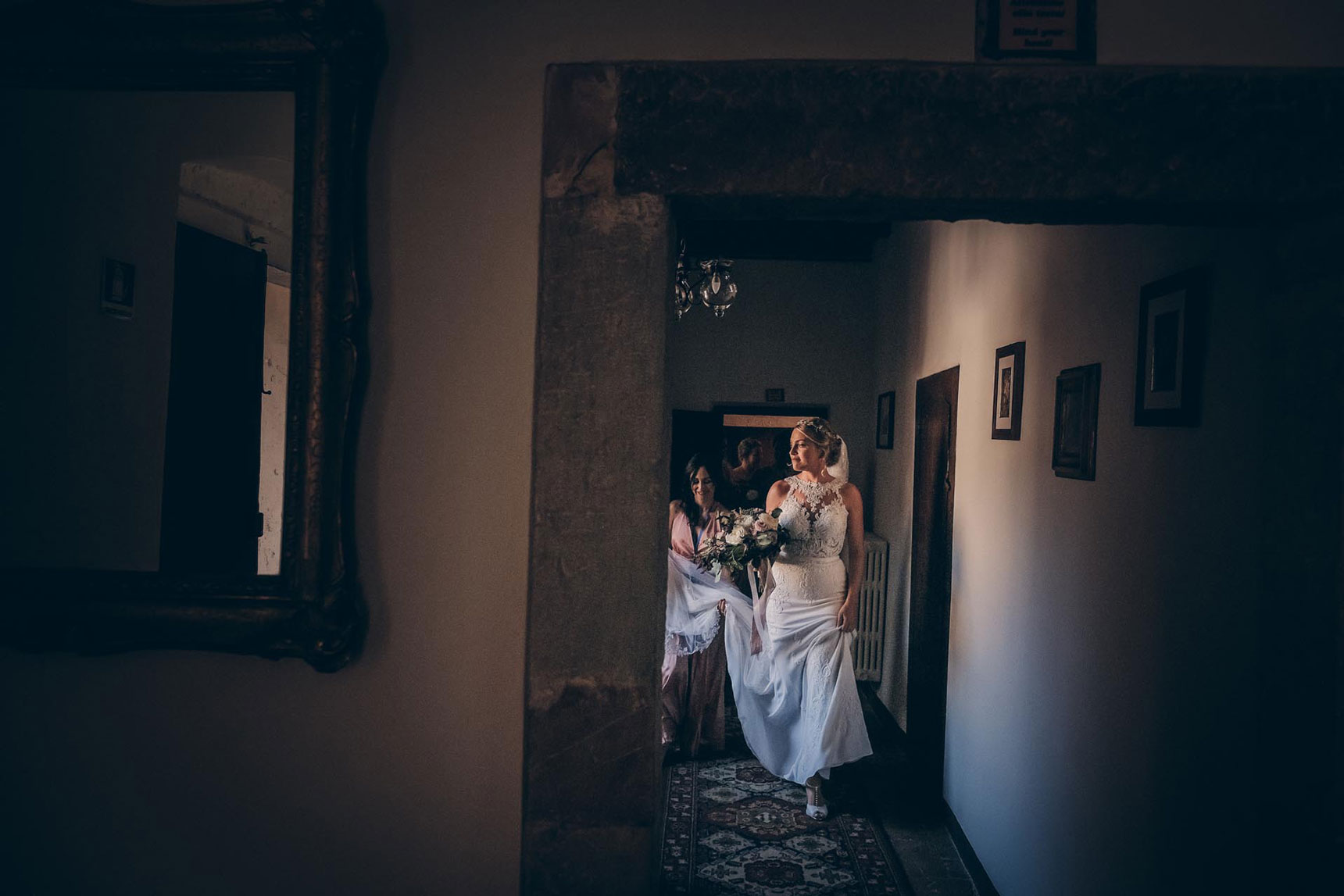 foto della sposa in interno mentre cammina